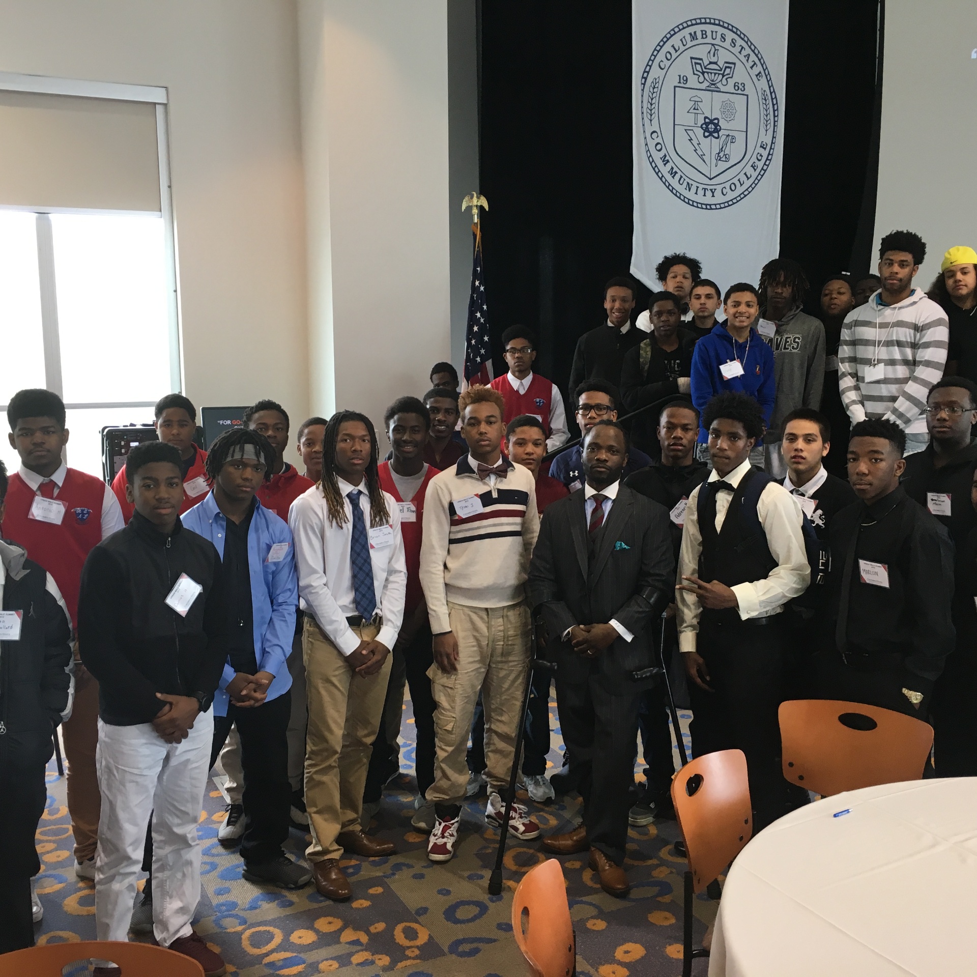 Large student group with Hashim at Columbus State Community College